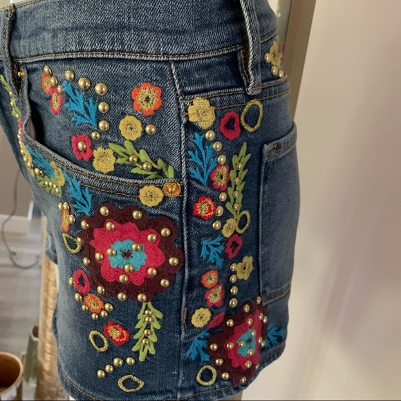 JUICY COUTURE- floral embroidered jean shorts - Picture 3 of 9